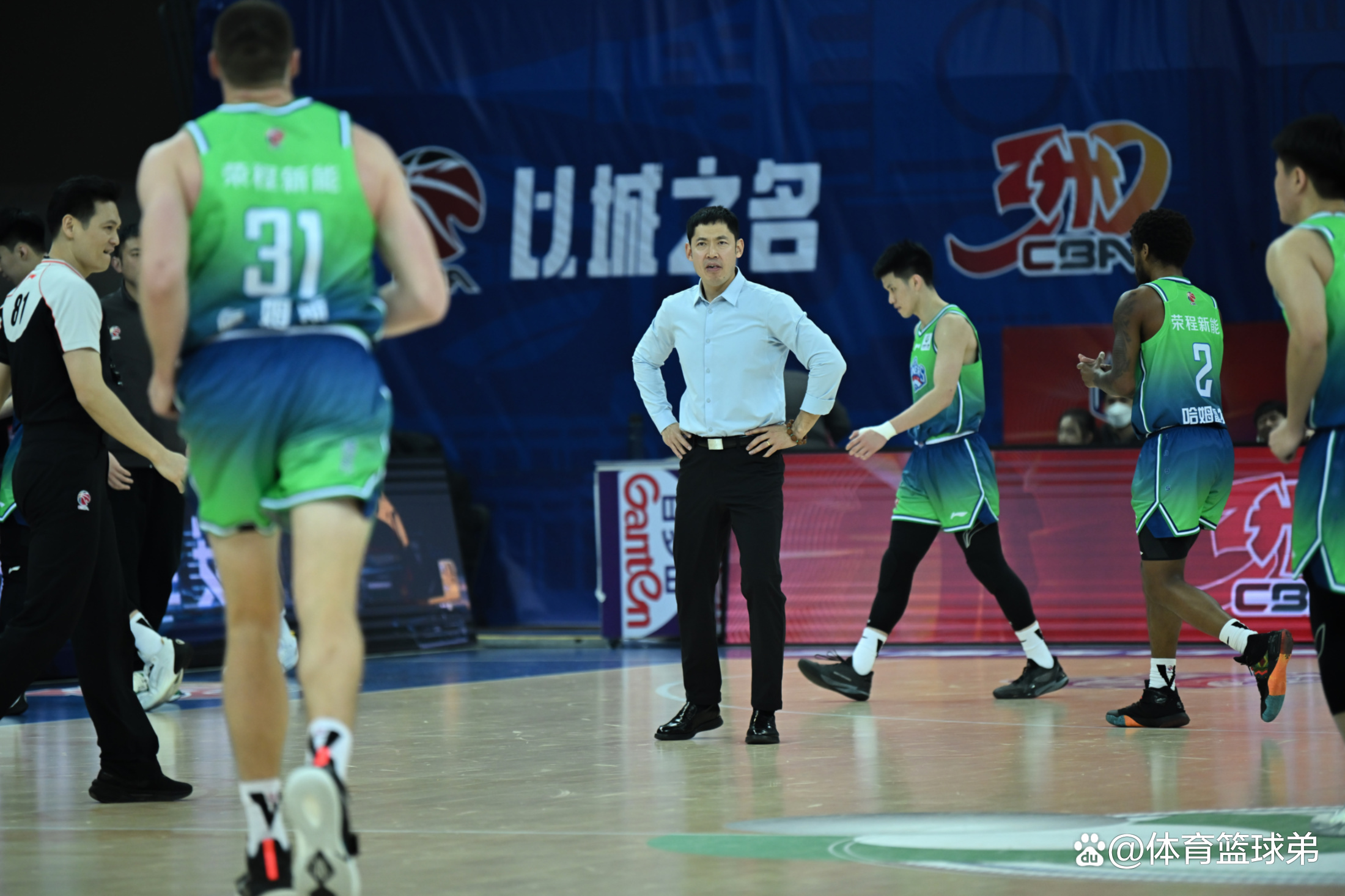 闵鹿蕾因个人原因辞职聘请张庆鹏担任主教练