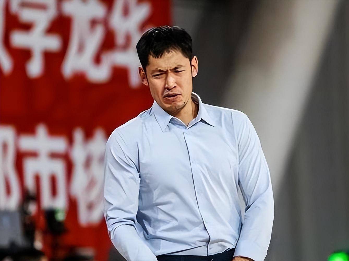 闵鹿蕾因个人原因辞职聘请张庆鹏担任主教练