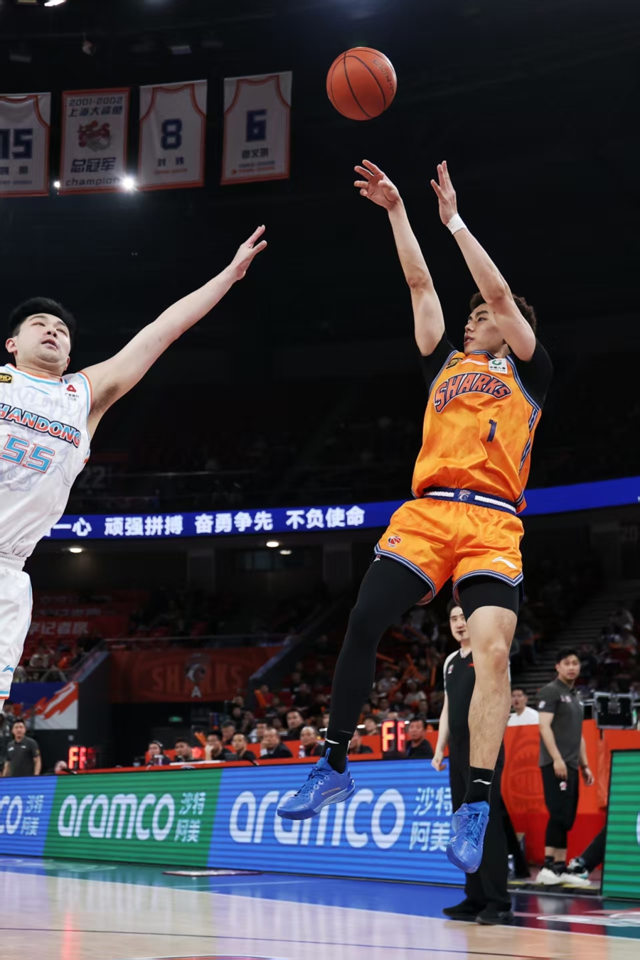 包含CBA俱乐部杯首场比赛上海久事大鲨鱼以88:84获胜的词条