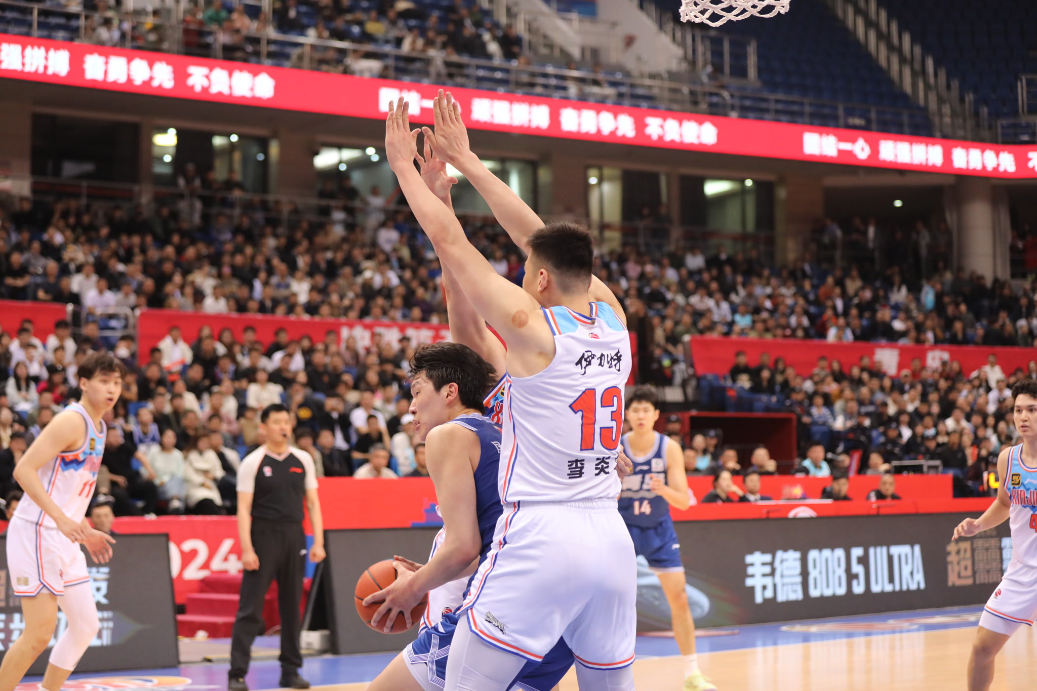 四川男篮篮下优势明显，战胜新疆队