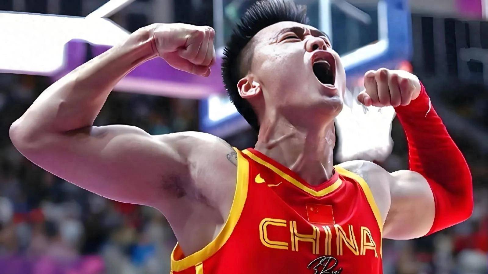 中国篮球联赛强队决战，在比赛中场面激烈