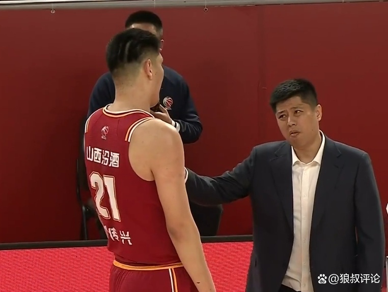 包含激烈对决掀开新一轮角逐，赛场上火花四溅的词条